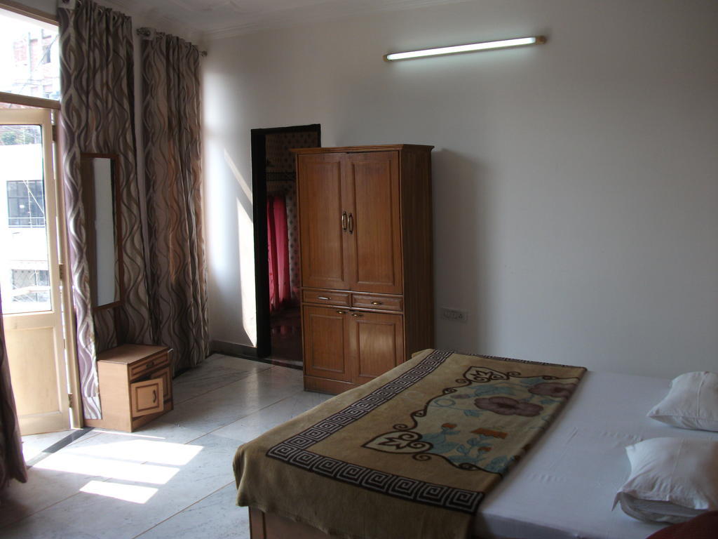 Shalimar Otel Yeni Delhi Oda fotoğraf