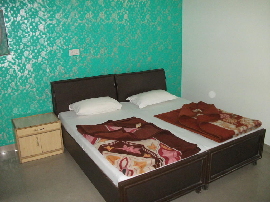 Shalimar Otel Yeni Delhi Oda fotoğraf