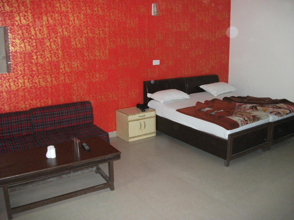 Shalimar Otel Yeni Delhi Oda fotoğraf