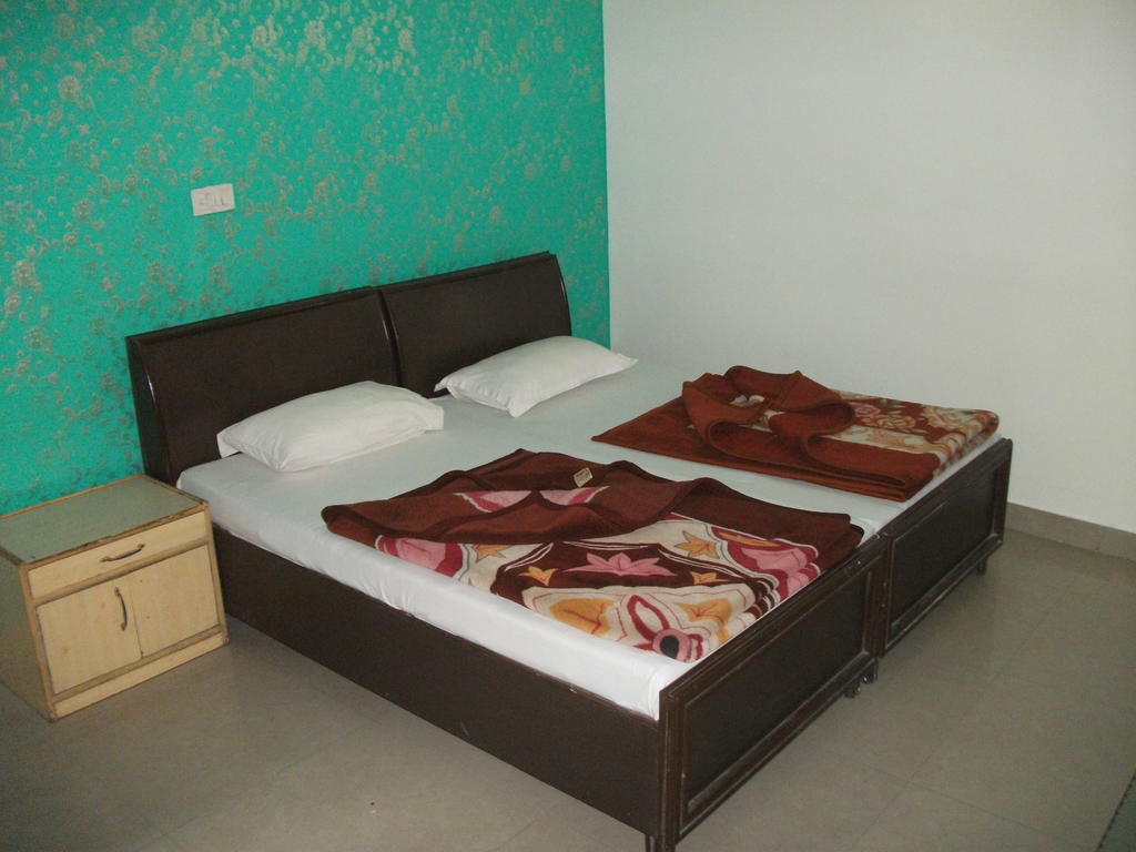 Shalimar Otel Yeni Delhi Oda fotoğraf