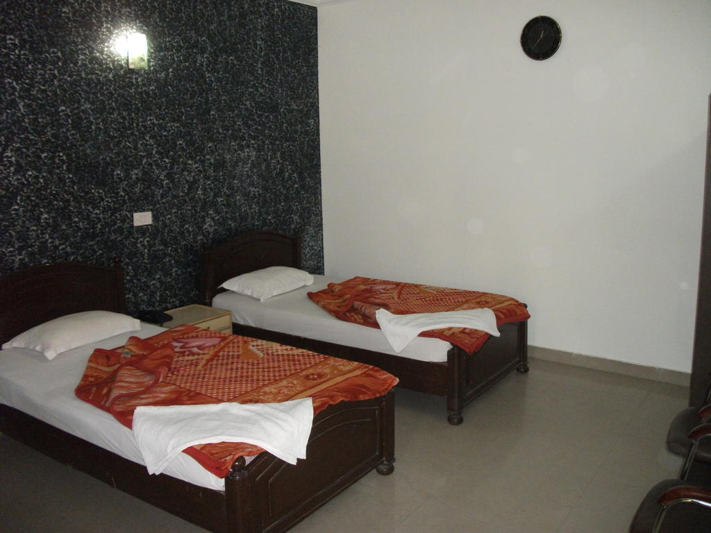 Shalimar Otel Yeni Delhi Oda fotoğraf